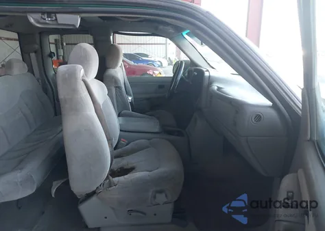 2000 Chevrolet Silverado 1500 Ls z USA, uszkodzony, nr VIN 2GCEC19V7Y1322832